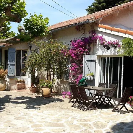 Des 2 Geais בית אירוח